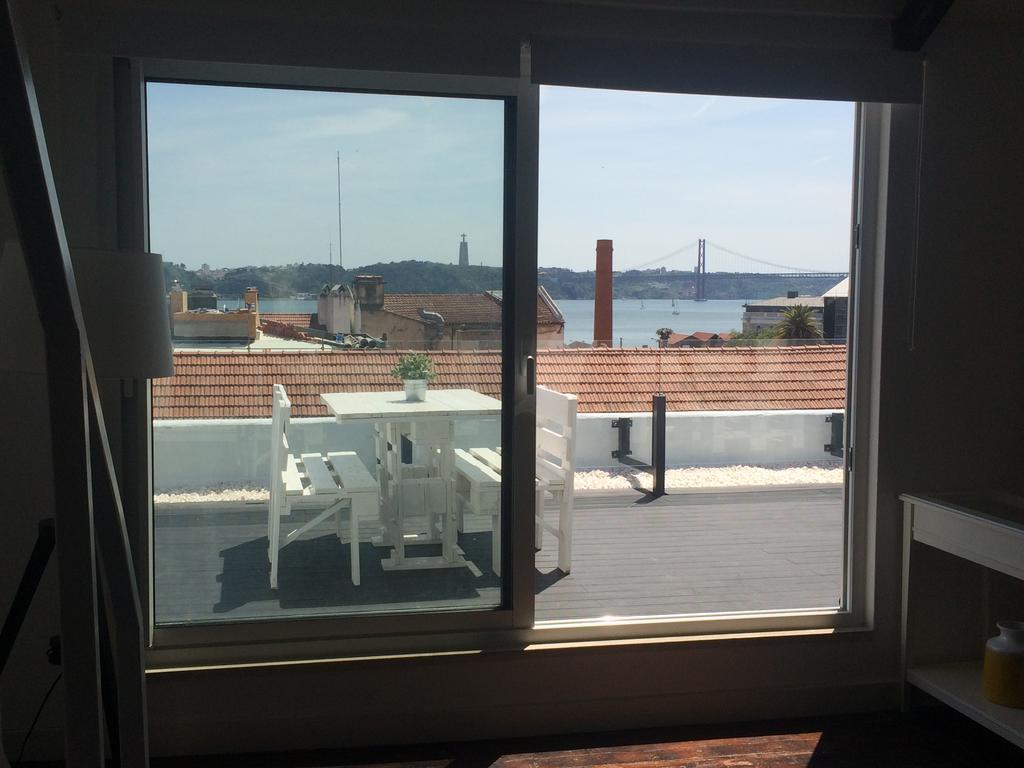 A Terrace On A Topfloor With A View Lisbon Exterior photo