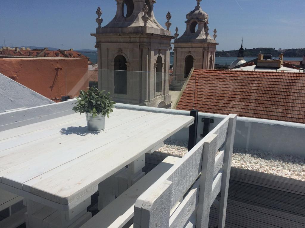 A Terrace On A Topfloor With A View Lisbon Exterior photo
